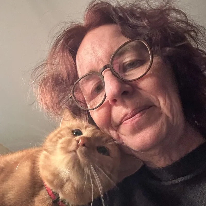 Heidi Haas, Tierenergetikerin, Wange an Wange mit einer rötlich getigerten Katze