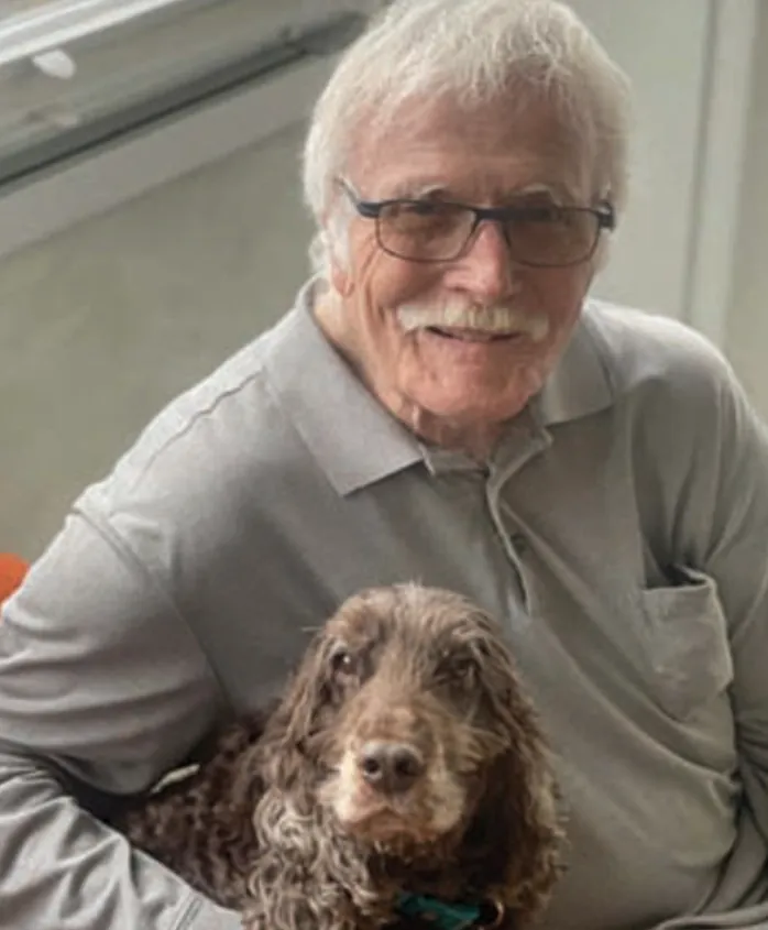 Werner Schütz mit einem Hund
