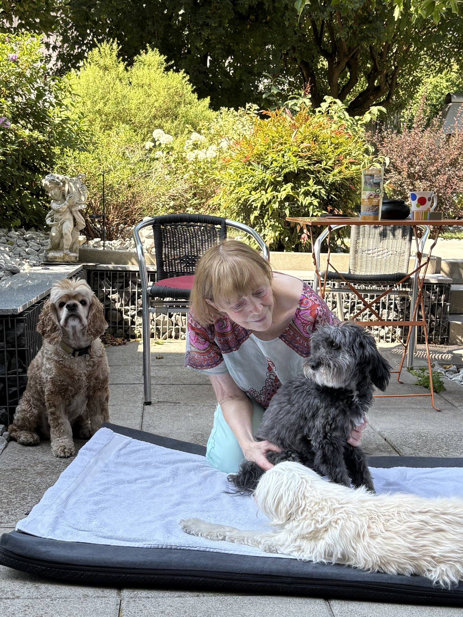 Franziska Schären mit ihren drei Hunden – Gründerin der Franziska Schären Stiftung